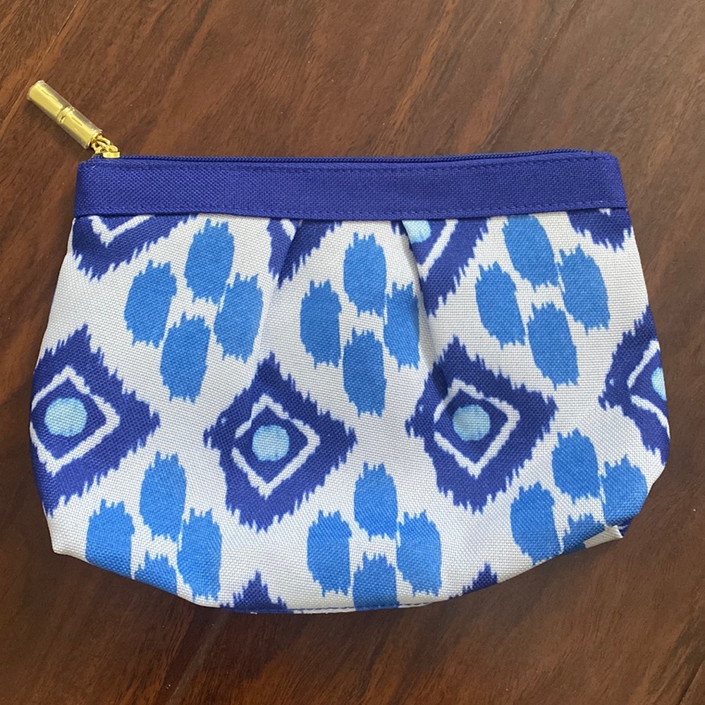 Estée Lauder cosmetics bag